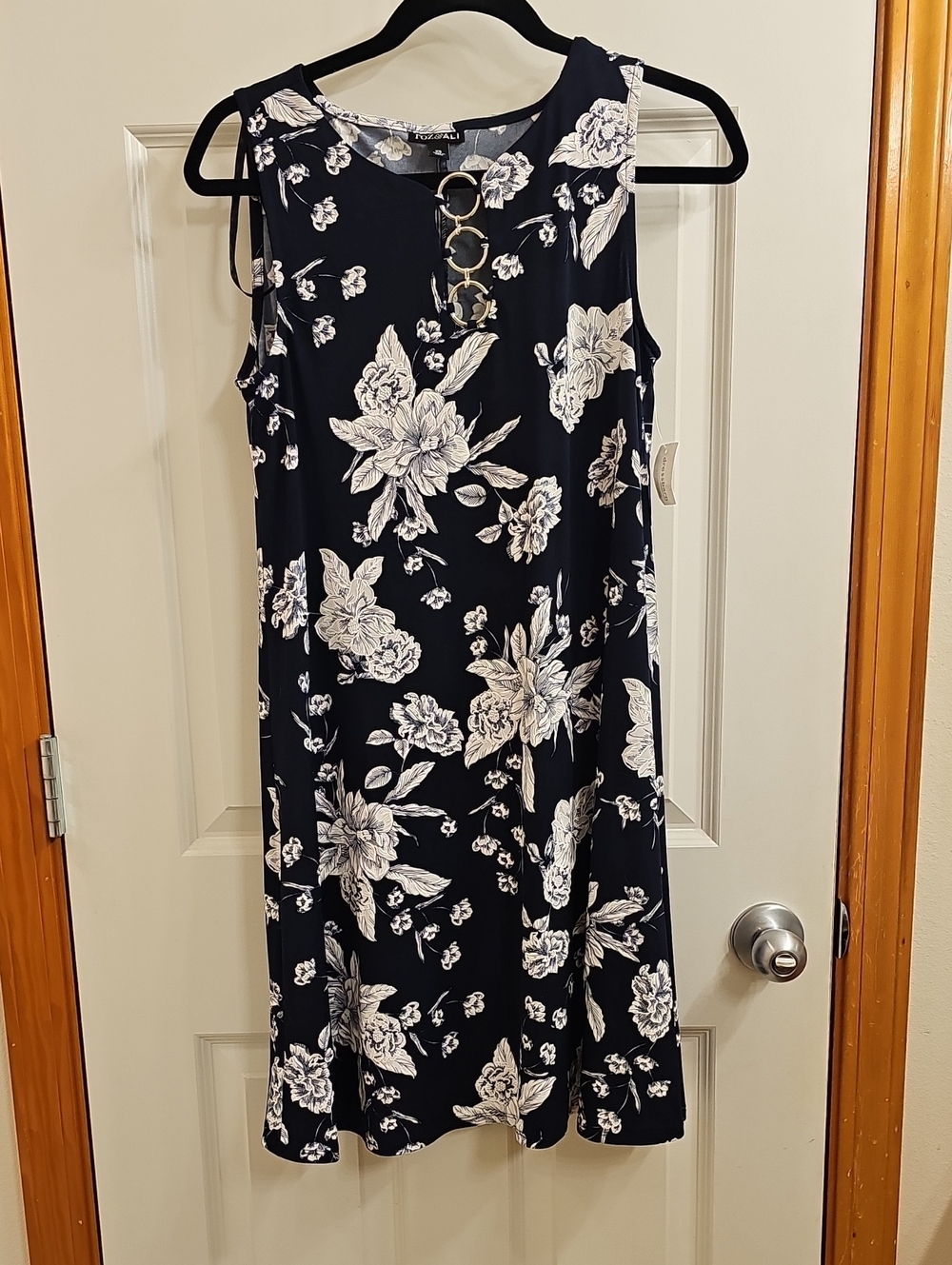 ROZ & ALI Black Sleeveless Floral Shift Dress with Ring Trim